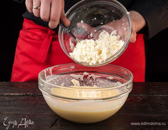 Протрите творог через сито. Смешайте с получившейся смесью.