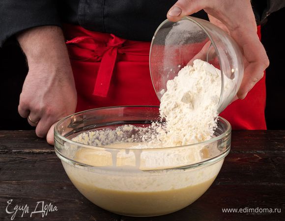Введите в смесь муку небольшими порциями и вымесите мягкое тесто. Поставьте тесто в теплое место, накрыв пищевой пленкой. Оно должно увеличиться в размерах в 2-3 раза.