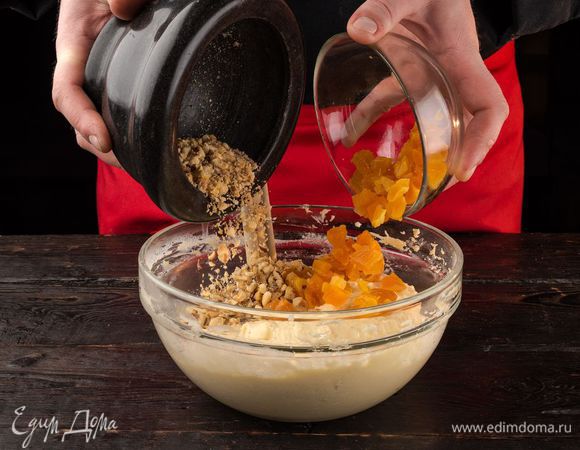 Вмешайте в тесто порезанную на кусочки курагу и измельченные орехи.