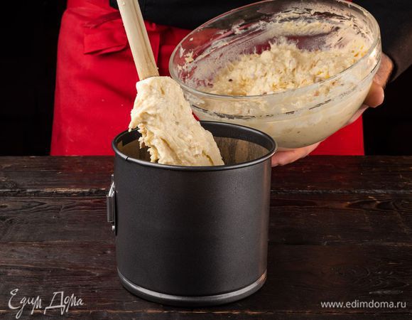 Выложите тесто в форму на 0,5 высоты и оставить подходить еще на час. Выпекайте кулич в духовке при 200°С в течение 50 минут. Остудите кулич.
