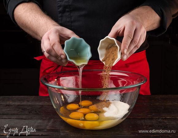 Смешайте яйца, мед, сахар, корицу.