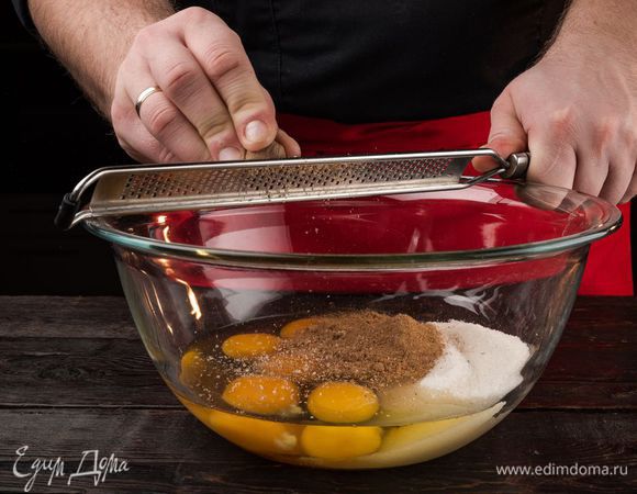 Трем мускатный орех и добавляем к смеси. 