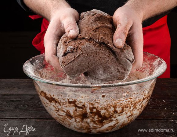Добавьте муку. Вымесите тесто и поместите в холодильник на сутки.
