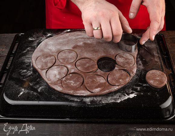 Раскатайте тесто в пласт 3-4 мм. Вырежьте пряники овальной формы. Выложите пряники на противень, предварительно постелив пергамент. Выпекайте их при температуре 190°С в течение 15 минут.
