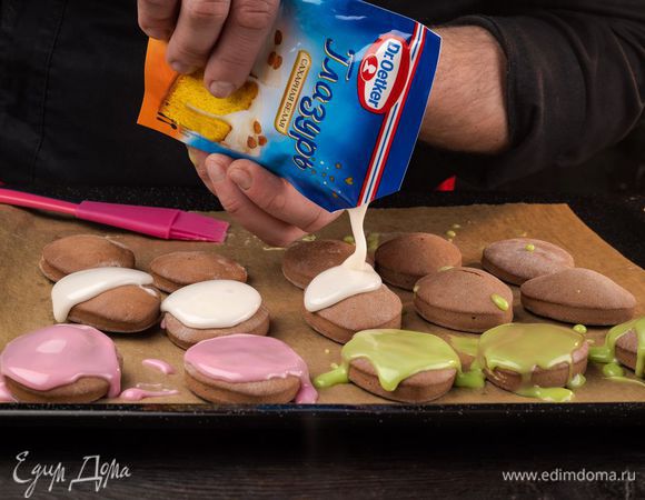 Покройте пряники глазурью.