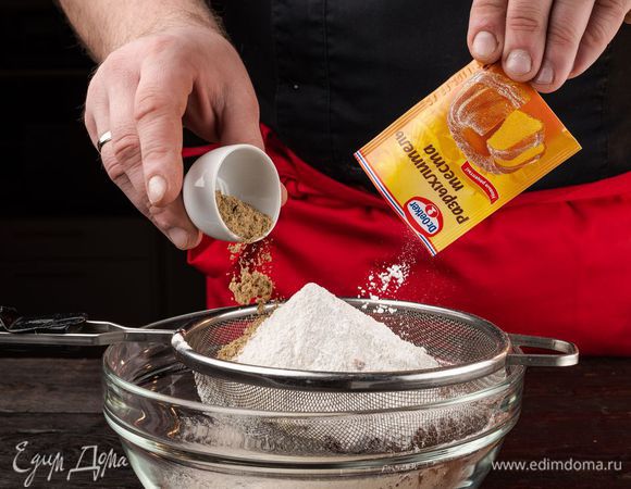 Высыпьте кардамон и разрыхлитель Dr. Oetker.