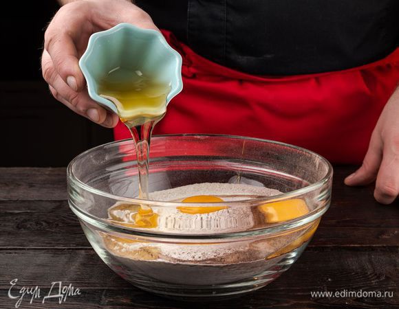 Добавьте жидкие ингредиенты — мед, яйцо, желток. Вымесите тесто до однородного состояния сначала миксером, а затем руками. Отправьте тесто в холодильник на 30 минут.   
