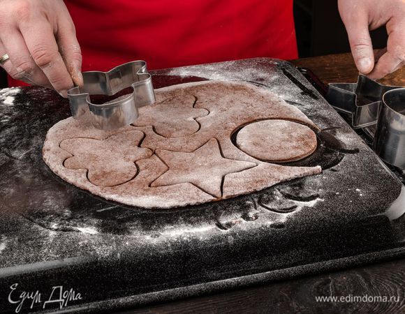 Посыпьте мукой стол, раскатайте пласт теста толщиной 3 мм и вырежьте формочками печенье разной формы.