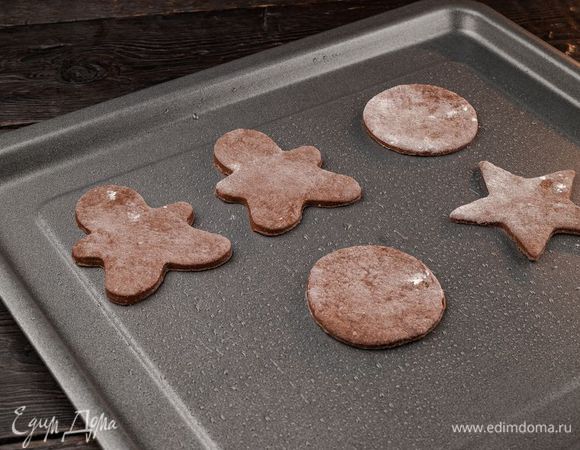 Смажьте маслом противень и выложите печенье. Выпекайте 10 минут при температуре 180°С. Когда изделия остынут, снимите их с противня.
