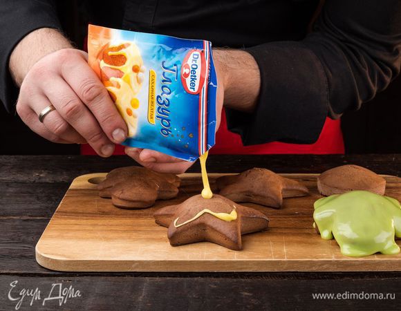 Выдавливая глазурь, нарисуйте на печенье яркие радужные узоры. Печенье, покрытое разноцветной глазурью, выглядит очень празднично.