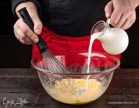 Разморозьте ягоду. Смешайте яйцо и растительное масло до однородного состояния. Влейте к яично-масляной смеси молоко и снова хорошо размешайте.
