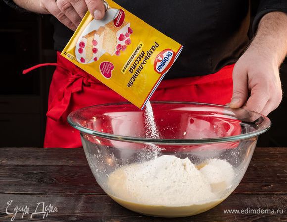 Соедините все сухие продукты — муку, сахар, разрыхлитель Dr. Oetker и соль. Влейте жидкую смесь к сухим ингредиентам и хорошо перемешайте.
