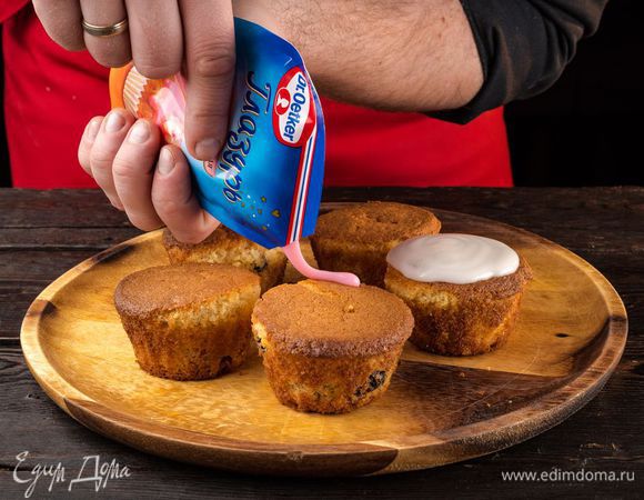 Отрежьте уголок и покройте глазурью поверхность маффинов.