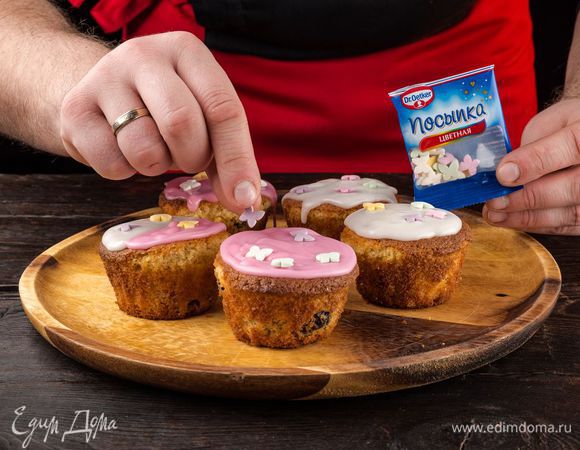 Пока глазурь не застыла, посыпьте поверхность маффинов посыпкой Dr. Oetker «Бабочки». 