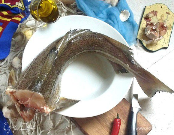 Подготовьте все продукты. Треска по рецепту из первоисточника bacalao, т.е. соленая и потом вымоченная. Для нашей геолокации используем свежее филе с кожей крупной трески.