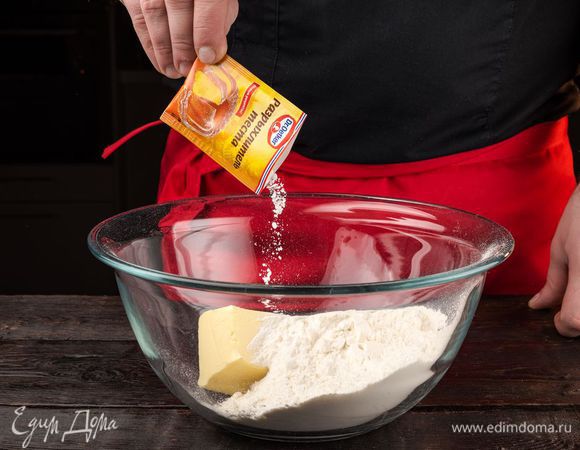 Смешайте мягкое сливочное масло с мукой, солью и разрыхлителем Dr. Oetker, взбейте при помощи миксера.