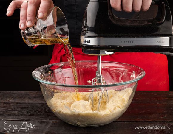 Продолжая взбивать, добавьте небольшими порциями пиво. Готовое тесто поставьте на полчаса в холодильник.