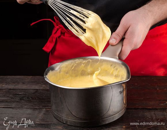 Доведите молоко до кипения. Интенсивно помешивая, влейте часть молока к желткам. Перелейте желтково-молочную смесь обратно к молоку. Мешайте до загустения. Охладите крем и введите в него маскарпоне. 