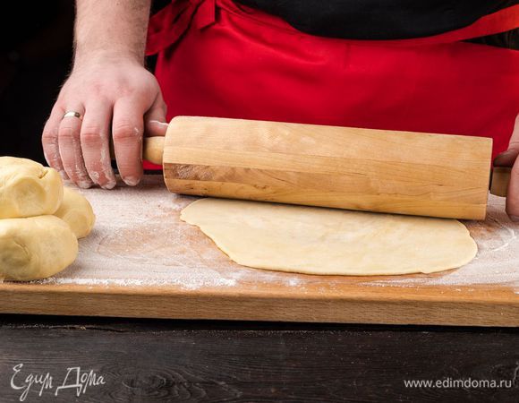 Охлажденное тесто разделите на 5 частей, из каждой скатайте шарик. Из шариков раскатайте тонкие коржи и подровняйте края при помощи блюдца или тарелки. Выпекайте коржи при температуре 200°С на режиме конвекции в течение 4 минут.
