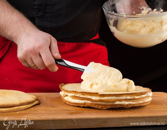 Соберите торт, промазывая коржи кремом с маскарпоне. Поставьте торт в холодильник на полтора часа.

