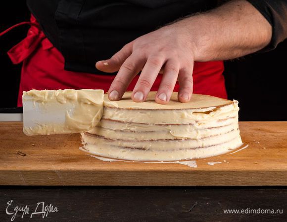 Смажьте верх и бока торта кремом. 