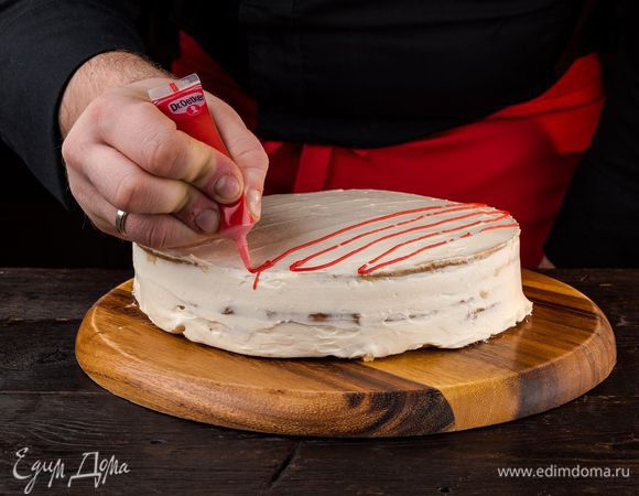 Нарисуйте на торте любые рисунки и узоры, используя цветные карандаши Dr. Oetker. 