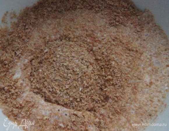 Отруби залить кефиром (я брала варенец), перемешать и оставить на 10 минут.