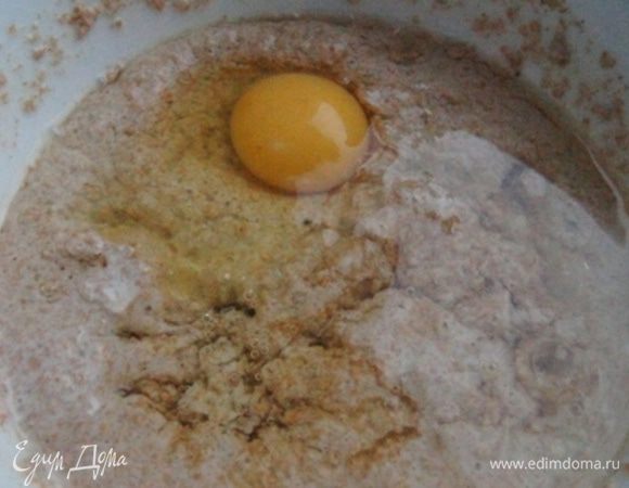 К набухшим отрубям добавить яйцо, мед и растительное масло. Перемешать.
