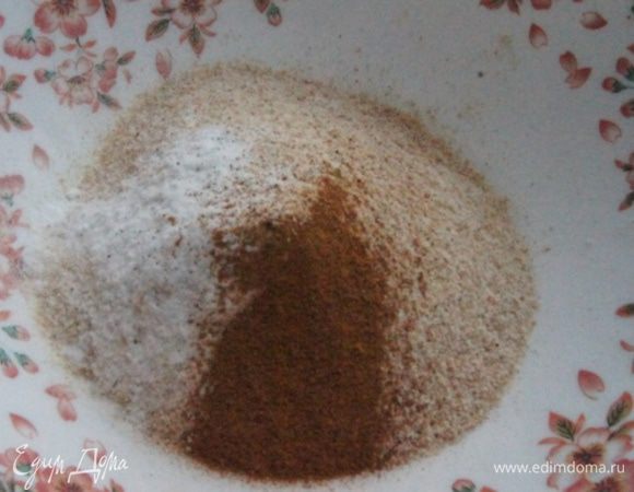 Отдельно смешать муку, соду и корицу.