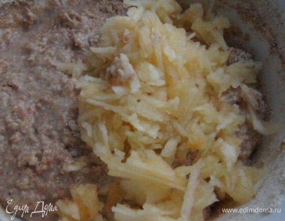 Добавить сухие продукты к жидким и быстро перемешать. Не нужно добиваться гладкости и однородности, маффины это не любят. Добавить натертое на крупной терке яблоко и еще раз размешать.