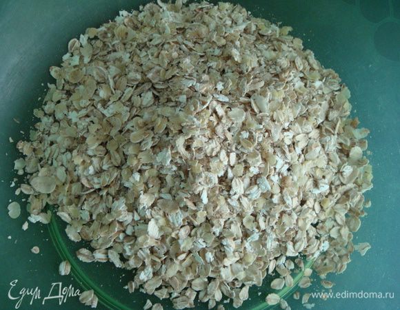 В глубокую миску всыпать овсяные хлопья.