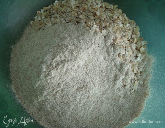 Добавляем цельнозерновую муку.