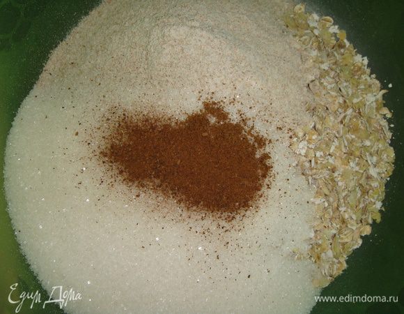 Сахар (количество сахара можно уменьшить), корицу и мускатный орех.