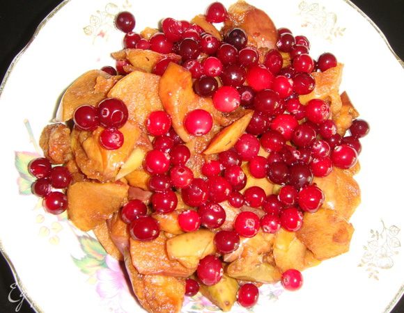 Яблоки почистить и мелко нарезать (у меня замороженные). Клюкву помыть и слить лишнюю жидкость.