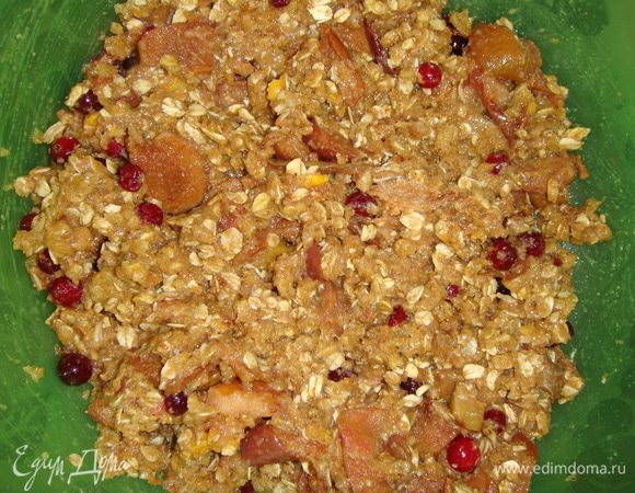 Добавляем яблоки и клюкву к тесту и аккуратно перемешиваем.