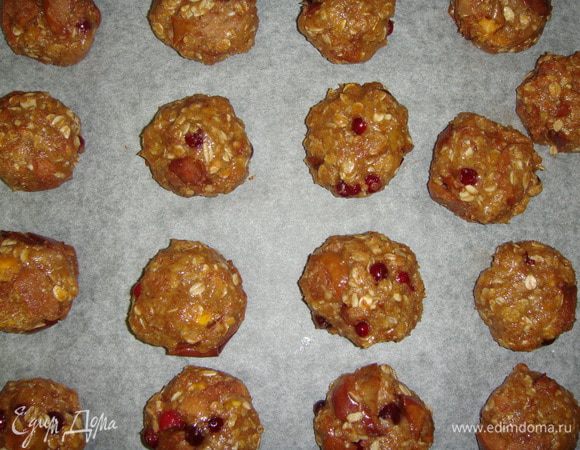 Берем ложкой тесто и формируем руками шарики. Выкладываем печенье на противень, застеленный пергаментом.