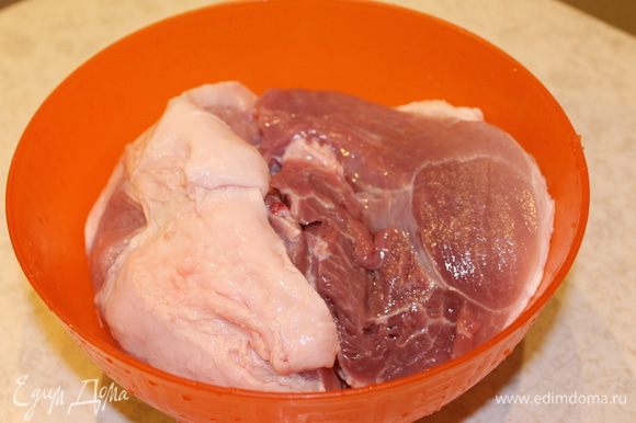 Мясо обмойте, обсушите, нарежьте крупными кусочками и положите в морозилку немного подморозить.