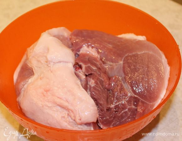 Мясо обмойте, обсушите, нарежьте крупными кусочками и положите в морозилку немного подморозить.