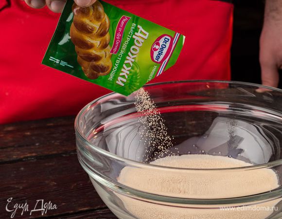 Смешайте дрожжи Dr. Oetker с частью молока.