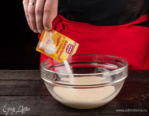 Добавьте сахар, корицу, кардамон, соль и ванильный сахар Dr.Oetker. Дайте постоять 20 минут, чтобы ингредиенты растворились.