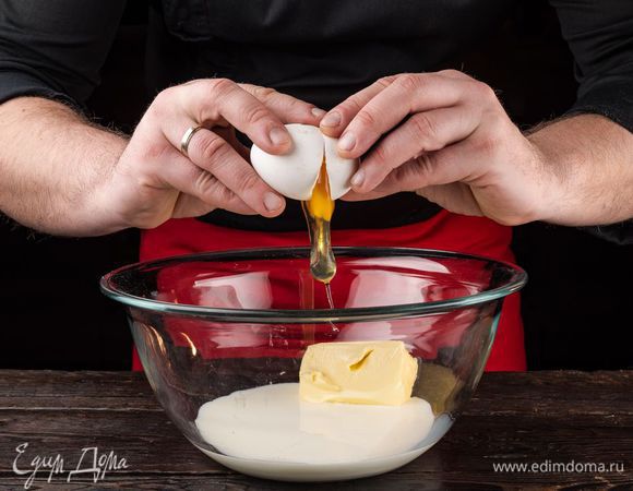 Вбейте в молоко яйцо, добавьте мягкое сливочное масло и хорошо размешайте массу. Добавьте частями муку, замешивая мягкое тесто. Накройте тесто пищевой пленкой и дайте ему постоять, пока оно не увеличится в объеме в два раза. 