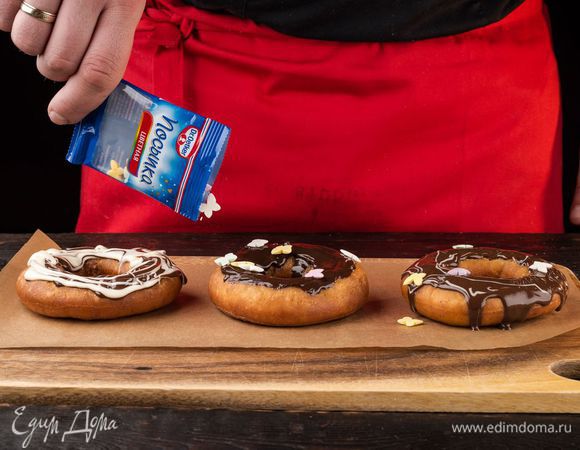 Украсьте пончики цветной посыпкой Dr. Oetker «Бабочки», не дав глазури застыть.