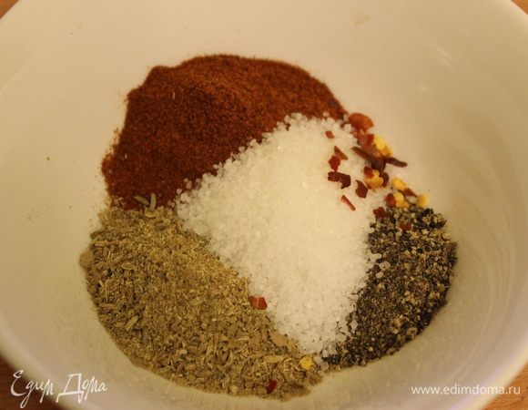 Соедините вместе все подготовленные сухие специи и соль, перемешайте и добавьте в фарш. 