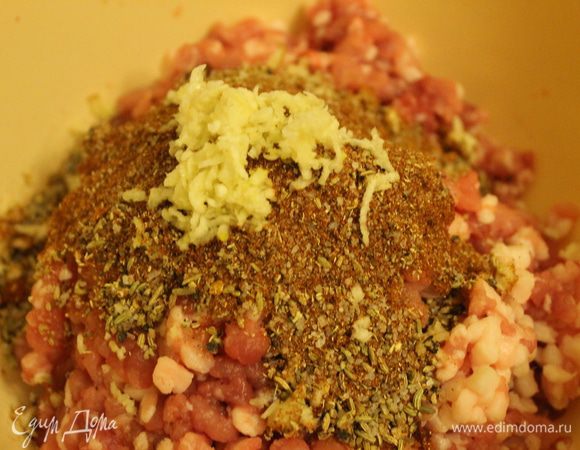 Чеснок натрите на мелкой терке, влейте вино и тщательно перемешайте фарш, чтобы все специи равномерно распределились в нем.