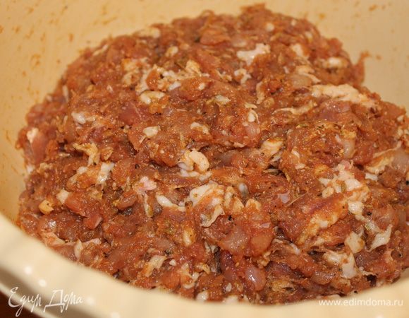 Долго фарш не месите, т.к. изменится структура сала и изменит вкус колбасы. Поместите фарш в холодильник минимум на 12 часов для созревания.