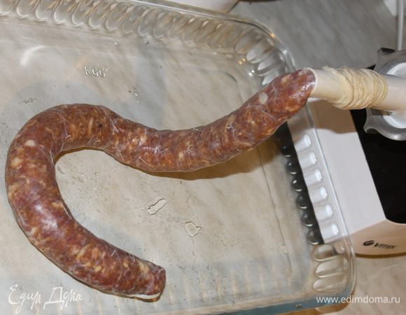 Подготовленную череву наденьте на специальную насадку для изготовления колбас и как можно плотнее, чтобы не оставалось воздушных пузырей заполните ее фаршем, формируя колбаски длиной 25-30 см, перекручивая или перевязывая их шпагатом.