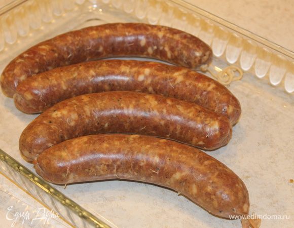 В тех местах, где образовались воздушные пузыри, проколите оболочку иглой, выдавите воздух и готовые чоризо подвесьте в сухом, прохладном и проветриваемом месте для вяления. Оптимальная температура для вяления 10-15°С, но старайтесь не допускать сквозняка. 