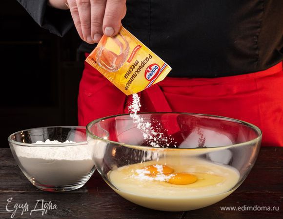 Смешайте яйца и сгущенное молоко. Добавьте разрыхлитель Dr. Oetker, хорошо взбейте. Добавьте муку и вымесите тесто.