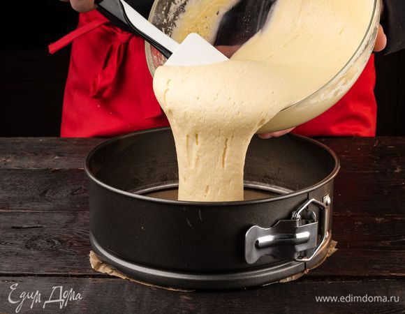 Оставьте тесто на полчаса для загустения (должно быть похоже по густоте на тесто для оладий). В круглую форму положить предварительно смазанный маслом пергамент и вылить немного теста тонким слоем около 1 см. Выпекайте коржи при температуре 180°С в течение 7-10 минут. Готовый корж приобретает коричневый оттенок. 