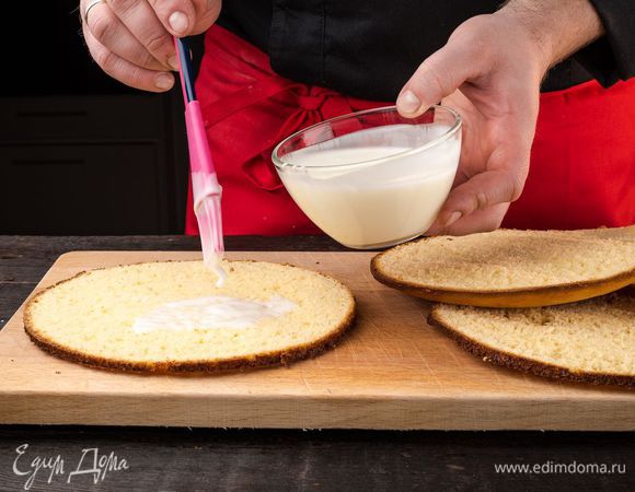 Испеките 4-5 коржей, их количество зависит от размеров формы. Обильно пропитайте каждый корж «Снежком».
